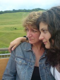 Angela und Tochter.JPG